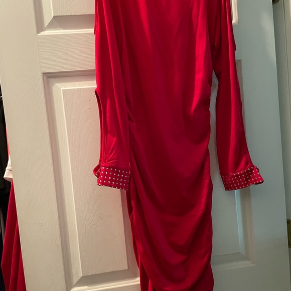 Cold-Shoulder Bodycon Dress With Wide Strap, Diamond Decoration, Ruffle Neckline - Picture 9 of 10